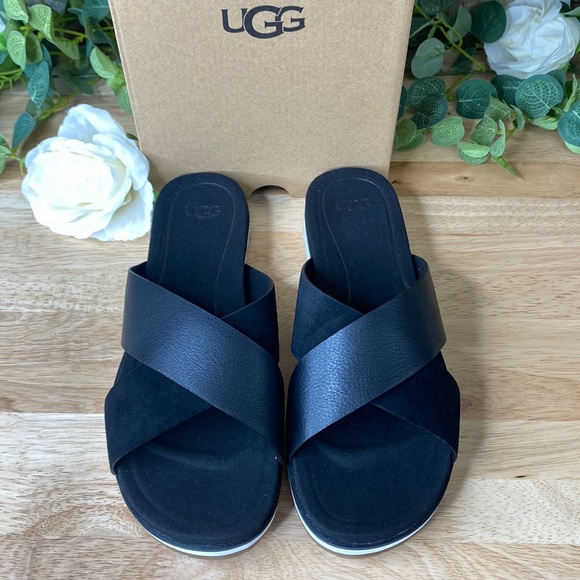 UGG Shoes - UGG Sandals Kari Flat Sandals 8.5M NWT